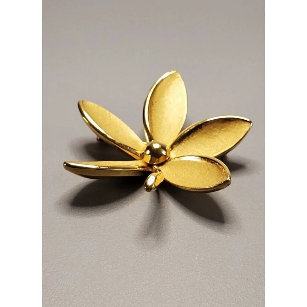 VTG Crown Trifari Flower Brooch Pin textured gold tone leaf brooch